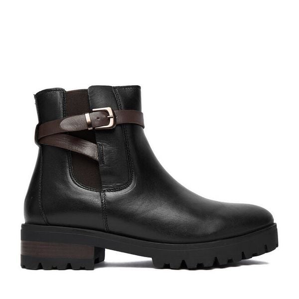 Botki Lasocki. Czarne botki Lasocki, bez wzorów, bez obcasa, na płaskiej podeszwie, bez zapięcia. Za 269.99 zł.