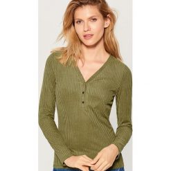 Dopasowana bluzka z prążkowanej tkaniny - Khaki. Bluzki marki Mohito. Za 59.99 zł.