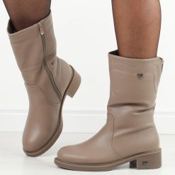 Beżowe wysokie botki damskie Filo Donna Z24-42. Brązowe botki Filo Donna, bez wzorów, ze skóry, eleganckie, z okrągłym noskiem, bez obcasa, na płaskiej podeszwie, bez zapięcia. W wyprzedaży za 153.30 zł.