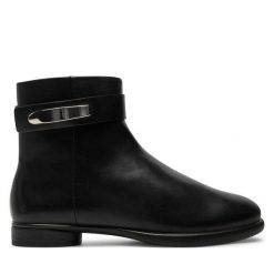 Botki ECCO. Czarne botki ECCO, bez wzorów, bez obcasa, na płaskiej podeszwie, bez zapięcia. Za 459.99 zł.