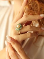 Pierres delicates Pozłacany pierścionek z perłą i kamieniami szlachetnymi rozmiar: onesize. Różowe pierścionki Pierres delicates, z perłą, pozłacane. Za 30.99 zł.