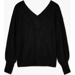 Czarny sweter oversize - Czarny. Czarne swetry Cropp, l, bez wzorów, z dzianiny, bez ramiączek. W wyprzedaży za 49.99 zł.
