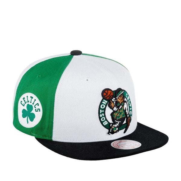 Czapka typu snapback Boston Celtics. Białe czapki z daszkiem Mitchell & Ness, bez wzorów, z poliesteru, sportowe. Za 182.00 zł.