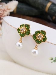 Pierres de Jade Pozłacane kolczyki-wkrętki z perłami i cyrkoniami rozmiar: onesize. Białe kolczyki Pierres de Jade, z cyrkonią, pozłacane. Za 43.99 zł.