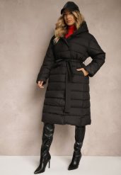 Czarna Kurtka z Pikowanym Przeszyciem i Kapturem Zapinana na Napy i Wiązana w Talii Tiliola. Czarne kurtki Renee, l, bez wzorów, z jeansu, eleganckie. W wyprzedaży za 206.49 zł.