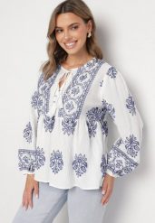 Biała Rozkloszowana Bluzka Boho z Wiskozą Zdobiona Haftami i Wiązaniem Nilnella. Białe bluzki Born2be, m, z aplikacjami, z wiskozy, boho, bez kołnierzyka, bez ramiączek. Za 169.99 zł.