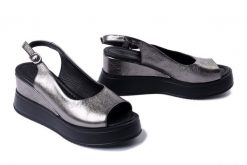 ARTIKER RELAKS 254C0398 srebrny, sandały damskie. Szare sandały Artiker Relaks, bez wzorów, ze skóry, bez obcasa, na koturnie, bez zapięcia. Za 169.90 zł.