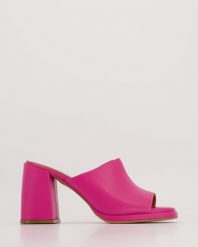 RÓŻOWE KLAPKI 0013040 FUXIA. Czerwone klapki Venezia, bez wzorów, ze skóry, bez obcasa, bez zapięcia. Za 289.00 zł.