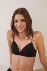Women'secret biustonosz BCI kolor czarny gładki. Czarne biustonosze women'secret, bez wzorów, z bawełny. W wyprzedaży za 93.99 zł.