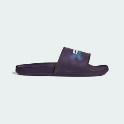 KLAPKI ADILETTE COMFORT SLIDES MERCEDES AMG PETRONAS F1 TEAM. Fioletowe klapki adidas, bez wzorów, z materiału, eleganckie, bez obcasa, bez zapięcia. Za 239.00 zł.