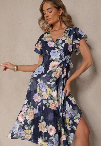 Niebieska Kopertowa Sukienka w Kwiaty Atesalia. Niebieskie sukienki Renee, na co dzień, m, bez wzorów, eleganckie, bez kołnierzyka, bez ramiączek, midi, kopertowe. Za 119.99 zł.