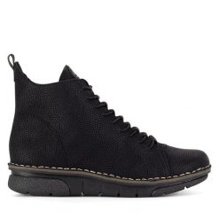 Trzewiki Rieker. Czarne botki Rieker, bez wzorów, bez obcasa, na płaskiej podeszwie, bez zapięcia. Za 251.99 zł.