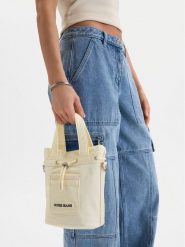 Guess Jeans Torebka CWBEO-GUESS-XC-006-09 Écru. Torebki klasyczne Guess Jeans, z aplikacjami, z jeansu, bez dodatków. Za 199.99 zł.