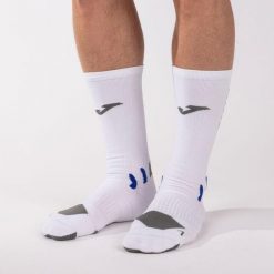 Skarpety sportowe kompresyjne Joma Compression z odblaskami. Białe skarpetki Joma, bez wzorów, z materiału. Za 32.99 zł.