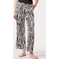 Etam spodnie piżamowe JEEZY - PANTALON damskie kolor beżowy. Brązowe piżamy Etam, m, bez wzorów, bez kołnierzyka, bez ramiączek. Za 129.99 zł.