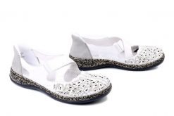 RIEKER 46352-80 white, półbuty letnie damskie. Białe półbuty wsuwane Rieker, na lato, w ażurowe wzory, bez obcasa. Za 359.90 zł.