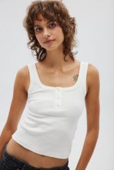 Top na ramiączkach z guzikami w kolorze CREAM - GLOWIN-XS. Białe topy Marsala, xs, bez wzorów, z bawełny, eleganckie, bez kołnierzyka, bez ramiączek. Za 119.90 zł.