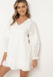 Biała Bawełniana Sukienka Boho z Haftowanej Tkaniny Ozdobiona Guzikami Elalee. Białe sukienki Born2be, m, bez wzorów, z bawełny, boho, bez kołnierzyka, bez ramiączek, mini. W wyprzedaży za 167.99 zł.