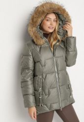 Zielona Kurtka z Pikowanymi Przeszyciami i Kapturem z Futrem Azinga. Zielone kurtki Born2be, plus size, bez wzorów, z dzianiny, eleganckie. Za 219.99 zł.