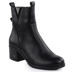 Botki damskie na słupku ocieplane czarna Vinceza 58581. Czarne botki VINCEZA, bez wzorów, ze skóry ekologicznej, eleganckie, bez obcasa, na słupku, bez zapięcia. Za 99.99 zł.