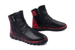 MANITU 990534-04 rot, botki damskie. Czarne botki Manitu, bez wzorów, bez obcasa, bez zapięcia. Za 369.26 zł.