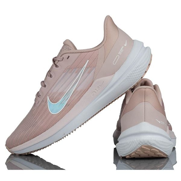 Buty do Biegania damskie Nike Air Winflo 9. Czerwone buty do biegania Nike, bez wzorów, bez zapięcia, do biegania. Za 389.80 zł.
