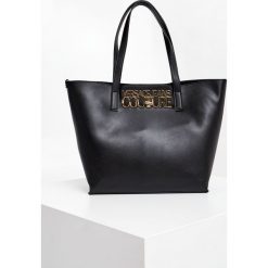 Torebka VERSACE JEANS COUTURE. Czarne torebki klasyczne Versace Jeans Couture, z aplikacjami, z jeansu, bez dodatków. W wyprzedaży za 657.30 zł.