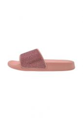 Klapki damskie Beco | Koral. Czerwone klapki BECO, bez wzorów, bez obcasa, bez zapięcia. Za 222.99 zł.