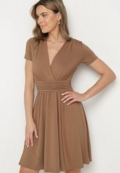 Brązowa Rozkloszowana Sukienka z Wiskozą o Kopertowym Kroju z Marszczeniem Adivas. Brązowe sukienki Born2be, na co dzień, l, bez wzorów, z wiskozy, eleganckie, bez kołnierzyka, bez ramiączek, mini, kopertowe. W wyprzedaży za 118.99 zł.