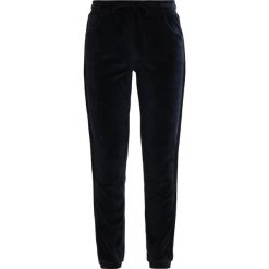YUJ JOGGING Spodnie treningowe navy. Niebieskie spodnie dresowe marki comma casual identity, z materiału, casualowe. Za 399.00 zł.