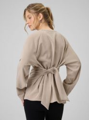 4F Bluza regular z wiązaniem i modalem damska - beżowa XS. Brązowe bluzy 4f, xs, bez wzorów, z dzianiny, bez ramiączek, bez kaptura. Za 189.99 zł.