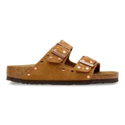 BIRKENSTOCK Arizona Rivet LEVE Mink Klapki damskie. Brązowe klapki Birkenstock, z aplikacjami, z zamszu, eleganckie, bez obcasa, bez zapięcia. Za 599.99 zł.