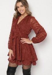 Czerwona Siateczkowa Sukienka o Rozkloszowanym Kroju Zdobiona Tłoczeniem Zenesava. Czerwone sukienki Born2be, na co dzień, l, z aplikacjami, z poliesteru, eleganckie, bez kołnierzyka, bez ramiączek, rozkloszowane. Za 159.99 zł.