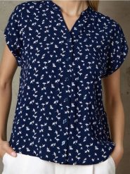 Wzorzysta wiskozowa koszula z krótkim rękawem - czarny. Czarne koszule Sinsay, l, bez wzorów, z wiskozy, bez kołnierzyka, bez ramiączek. W wyprzedaży za 12.99 zł.