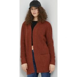 JDY kardigan damski kolor brązowy. Brązowe swetry JDY, l, bez wzorów, ze splotem, bez ramiączek. Za 159.99 zł.