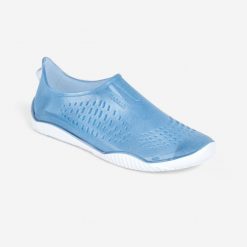 Buty wodne do aquabike/gimnastyki w wodzie Nabaiji Fitshoe. Niebieskie buty treningowe Decathlon, bez wzorów, z materiału, bez zapięcia, na fitness i siłownię. Za 69.99 zł.