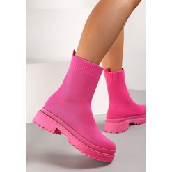 Fuksjowe Botki z Elastyczną Cholewką Phoebobe. Czerwone botki Renee, bez wzorów, eleganckie, za kostkę, bez obcasa, na płaskiej podeszwie, bez zapięcia. W wyprzedaży za 112.49 zł.