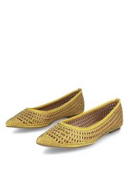 Menbur Baleriny w kolorze żółtym rozmiar: 37. Żółte baleriny Menbur, bez wzorów, bez obcasa, bez zapięcia. Za 125.85 zł.