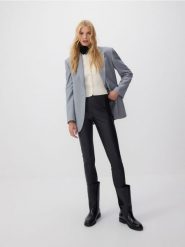 Legginsy z imitacji skóry - czarny. Czarne legginsy Reserved, bez wzorów, ze skóry. W wyprzedaży za 79.99 zł.