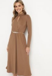 Jasnobrązowa Rozkloszowana Sukienka z Ozdobnym Wycięciem i Usztywnioną Linią Ramion Rivfedi. Brązowe sukienki Born2be, na co dzień, l, bez wzorów, eleganckie, bez kołnierzyka, bez ramiączek, midi, proste. W wyprzedaży za 127.49 zł.