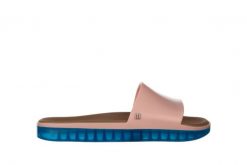 Klapki Melissa Beach Slide Next Gen AD Pink Blue 010339, Róż, Guma. Czerwone klapki Melissa, z aplikacjami, z gumy, bez obcasa, bez zapięcia. W wyprzedaży za 199.00 zł.