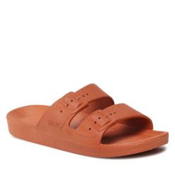 Klapki Freedom Moses. Brązowe klapki Freedom moses, bez wzorów, bez obcasa, bez zapięcia. Za 169.99 zł.