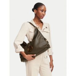 Torebka Guess. Czarne kopertówki Guess, z aplikacjami, wizytowe, bez dodatków. Za 294.99 zł.