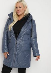 Niebieska Długa Pikowana Kurtka z Kapturem i Dwustronnym Suwakiem Eritha. Niebieskie kurtki Born2be, plus size, bez wzorów, z jeansu, eleganckie, z kapturem. W wyprzedaży za 209.99 zł.