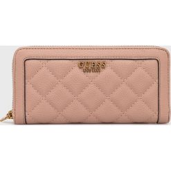 Guess portfel damski kolor różowy. Czerwone portfele Guess, z aplikacjami, z materiału. Za 279.99 zł.