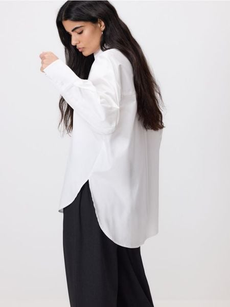 Bawełniana koszula z szerokimi mankietami - biały. Białe koszule Reserved, l, bez wzorów, z bawełny, bez kołnierzyka, bez ramiączek. Za 129.99 zł.