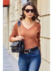 Milan Kiss Sweter w kolorze karmelowym rozmiar: M. Brązowe swetry Milan Kiss, m, bez wzorów, bez ramiączek. Za 96.83 zł.