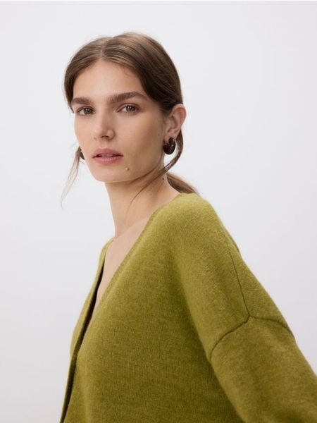 Rozpinany kardigan - oliwkowy. Zielone swetry Reserved, l, bez wzorów, z dzianiny, bez ramiączek. W wyprzedaży za 69.99 zł.