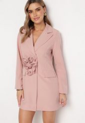 Różowa Marynarka Sukienka Zapinana na Guziki z Kieszeniami i Aplikacją 3D Różyczek Velira. Czerwone marynarki i żakiety Born2be, l, z aplikacjami, eleganckie, bez ramiączek. W wyprzedaży za 127.49 zł.