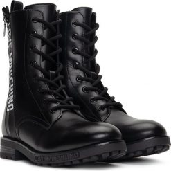 Botki damskie Love Moschino (JA24184G0DIA0000). Czarne botki Love Moschino, bez wzorów, bez obcasa, bez zapięcia. Za 543.99 zł.